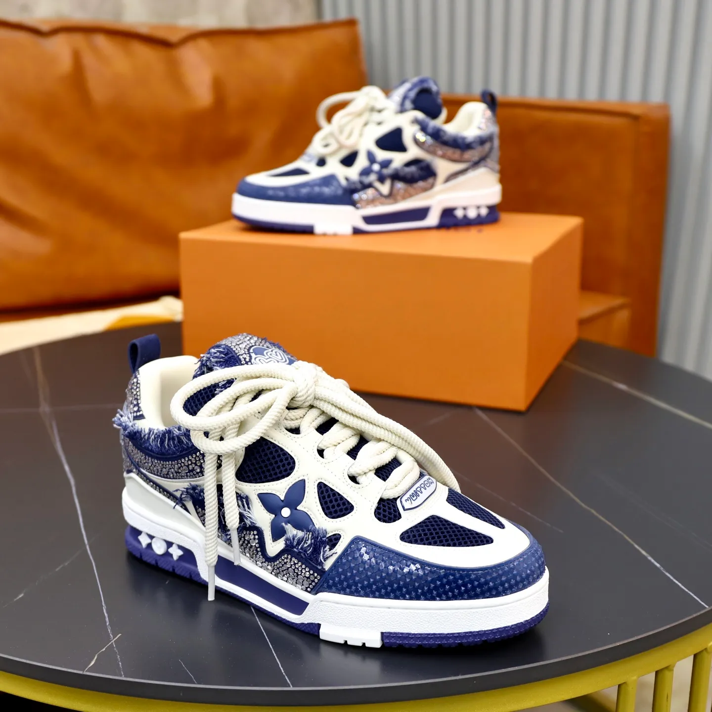 Ex-factory price: 860💰LV Couple👫Louis Vuitton TRAINER sneakers classic Louis Vuitton men's artistic director Virgil Abloh picked inspiration to create this LV Trainer sneaker. Yingze crystal inlays present a colorful effect. VS can be matched with two gorgeous effect colors. The LV letter logo badge on the tongue is gorgeous and noble. The LV letter is decorated on the side. The outsole is decorated with a Monogram flower pattern. It shows the trend of elegance and nobility! Men's and women's models: 35-46